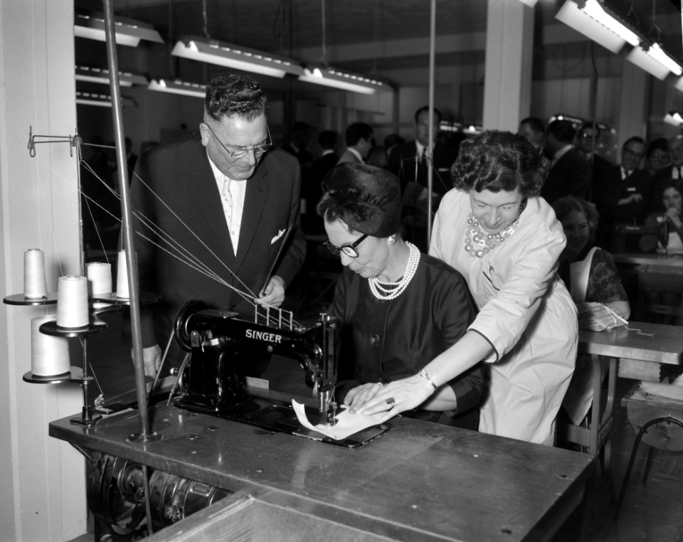 Mevrouw van Hall opent corsettenfabriek Basko. Mevrouw van Hall achter een naa, Bestanddeelnr 913-3202
