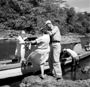 Mevrouw Van de Poll gaat aan boord van een boot op de Surinamerivier bij Brokopo, Bestanddeelnr 252-5158