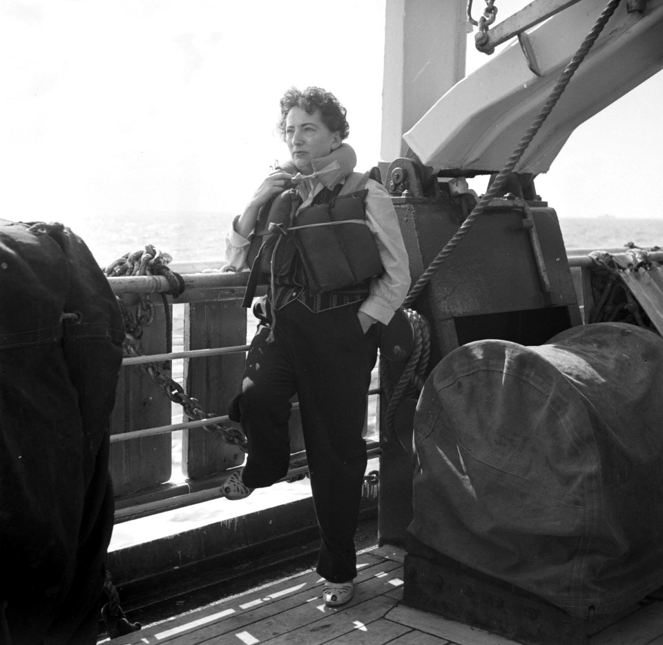 Mevrouw Van de Poll met zwemvest aan boord van de ms. Nestor op weg naar Surinam, Bestanddeelnr 252-2090