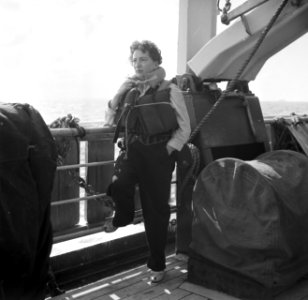 Mevrouw Van de Poll met zwemvest aan boord van de ms. Nestor op weg naar Surinam, Bestanddeelnr 252-2090