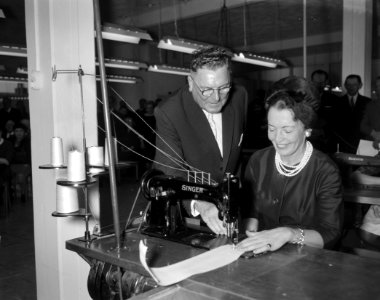 Mevrouw van Hall opent corsettenfabriek Basko. Mevrouw van Hall achter naaimac, Bestanddeelnr 913-3199