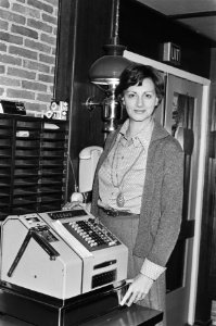 Mevrouw Van Bommel (vrouw directeur Arthur Pfrommerhotel ), opdracht Hotel Revue, Bestanddeelnr 930-0790