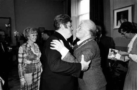 Mevrouw drs. Vos- van Gortel geinstalleerd als burgemeester van Utrecht, drs. Vos- van Gortel krijgt een kus van oud burgemeester van Utrecht, Vonhoff, Bestanddeelnr 931-4124