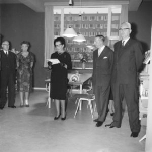 Mevrouw van Hall opent filiaal van de Openbare Leeszaal, Bestanddeelnr 913-2185