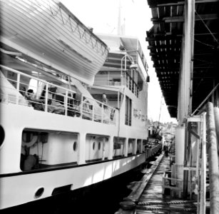 Mevrouw van de Poll aan boord van een vrachtschip in de haven op Trinidad, Bestanddeelnr 252-5381