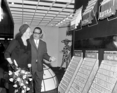 Mevrouw Van Hall in gesprek tijdens bezichtiging van de beurs, Bestanddeelnr 918-2952