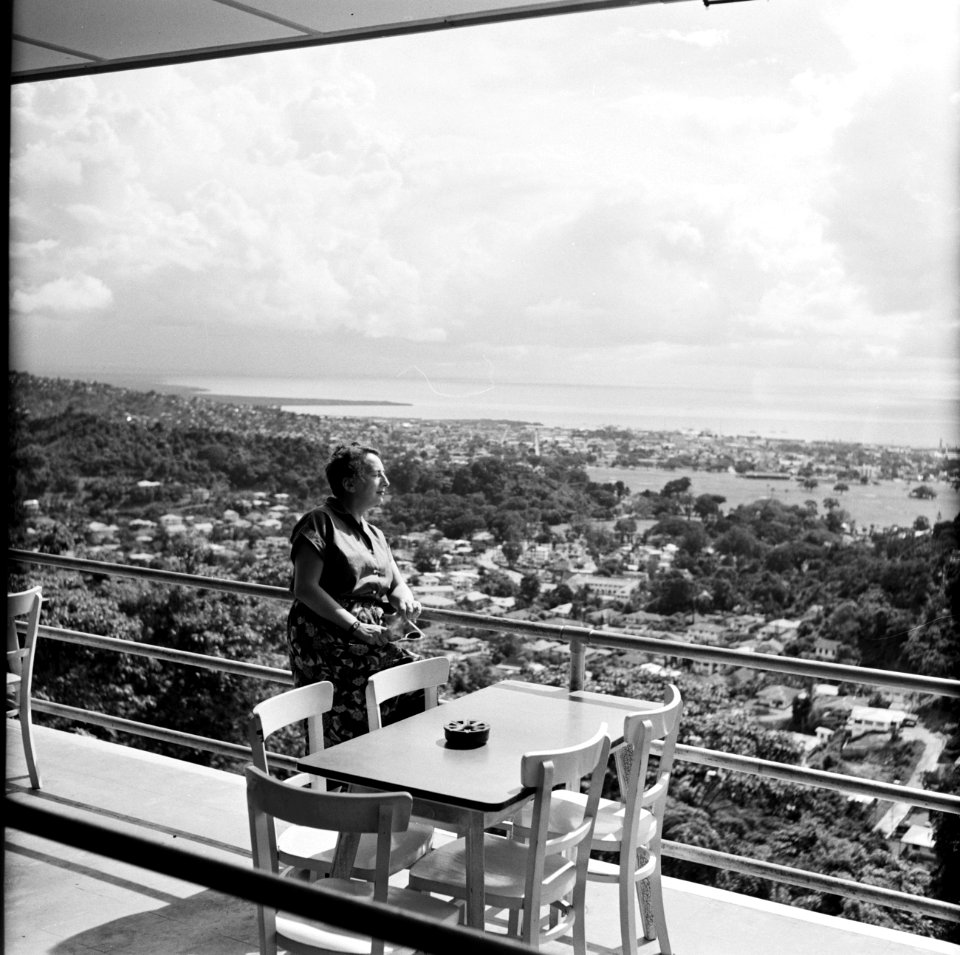 Mevrouw van de Poll op een terras met uitzicht op Port of Spain op Trinidad, Bestanddeelnr 252-5364