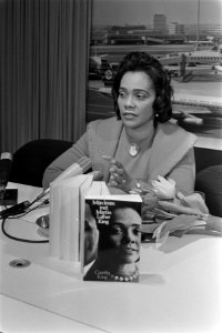 Mevrouw Coretta King , weduwe van ds. Martin Luther King arriveert op Schiphol. , Bestanddeelnr 923-2408