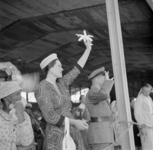 Mevrouw Boogh zwaait bij een parade in Paramaribo, Bestanddeelnr 252-7035