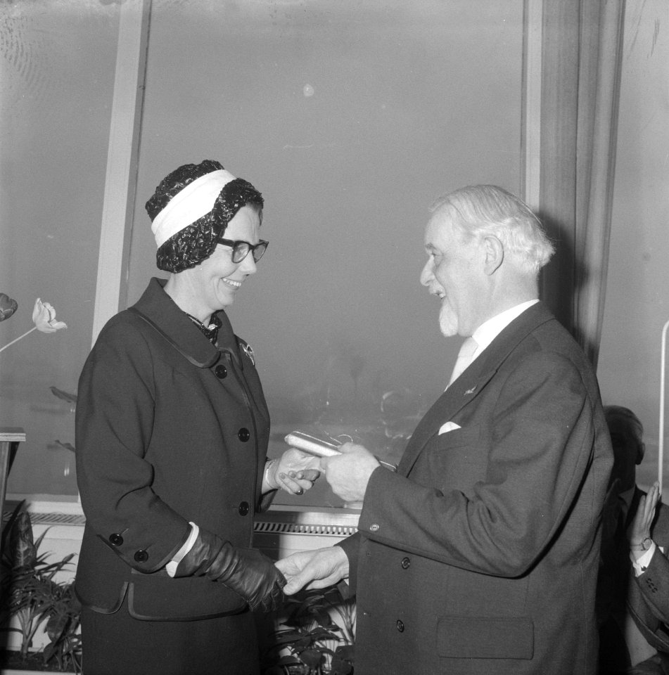 Mevrouw Van Hall Nijhoff reikt boekverkopersprijs 1962 uit aan Siegfried E van , Bestanddeelnr 913-7060