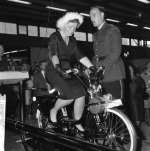 Mevrouw Toxopeus opende beurs voor mode en huishouding te Rotterdam, Bestanddeelnr 914-3292
