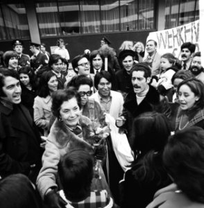 Mevrouw Allende in Nederland aangekomen mevrouw Allende omstuwd door Chileense , Bestanddeelnr 927-1733