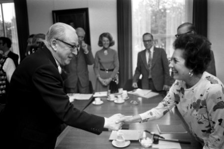 Mevrouw Allende bij vergadering van Raad van Verkeer in Amersfoort kardinaal Al, Bestanddeelnr 927-1786