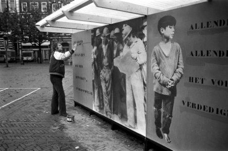 Mevrouw Allende bij Chili-manifestatie op Amstelveld, Jan Wolkers bij foto's All, Bestanddeelnr 927-1836