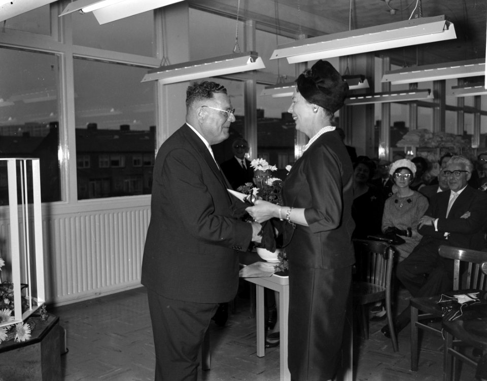 Mevrouw van Hall opent corsettenfabriek Basko. Mevrouw van Hall en de directeu, Bestanddeelnr 913-3200