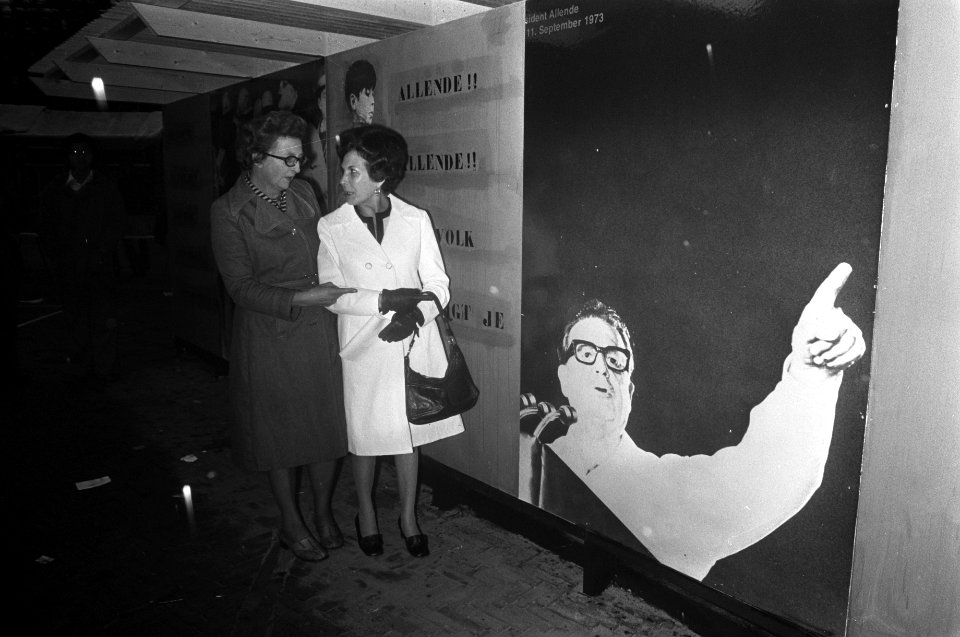 Mevrouw Allende bij Chili-manifestatie op Amstelveld, mevrouw Allende en mevrouw, Bestanddeelnr 927-1834