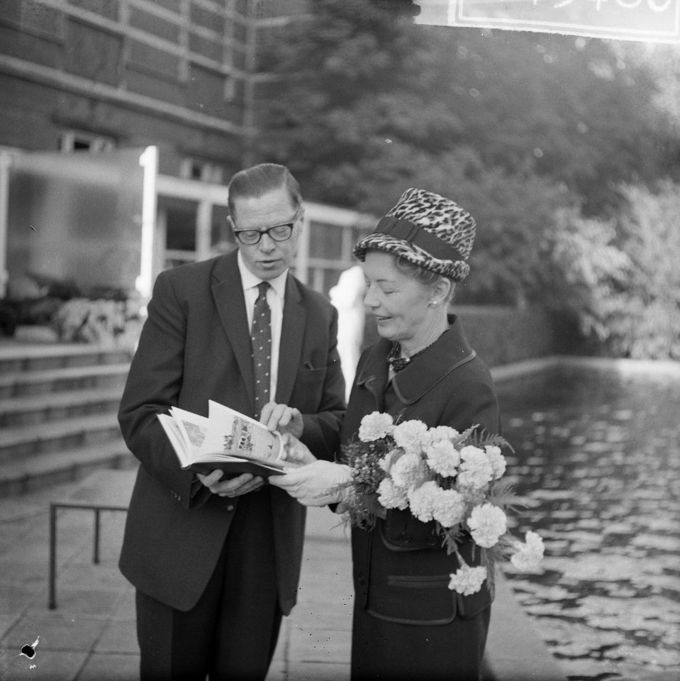 Mevrouw Van Hall overhandigt een boek getiteld Amsterdam omstreeks 1900 jubileum, Bestanddeelnr 914-3480