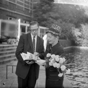 Mevrouw Van Hall overhandigt een boek getiteld Amsterdam omstreeks 1900 jubileum, Bestanddeelnr 914-3480