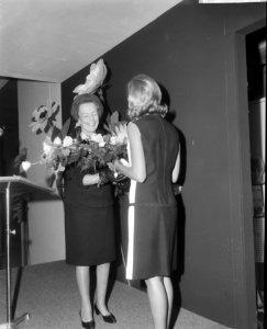 Mevrouw Van Hall terwijl ze bloemen in ontvangst neemt tijdens de officiële open, Bestanddeelnr 918-2951