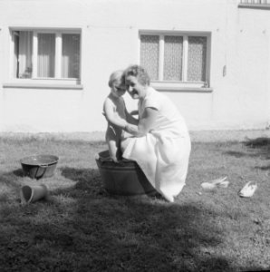 Mevrouw Bachmann spelend met een meisje in een teiltje water, Bestanddeelnr 254-4627