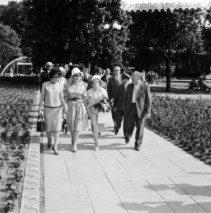 Mevrouw Ben Goerion op Floriade, tijdens de rongang in het Rosarium, Bestanddeelnr 911-3609