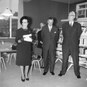Mevrouw van Hall opent filiaal van de Openbare Leeszaal, Bestanddeelnr 913-2186