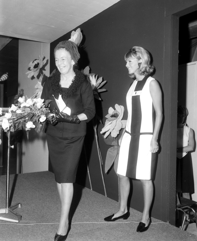 Mevrouw Van Hall na afloop van de officiële opening, Bestanddeelnr 918-2948