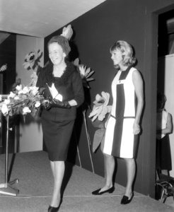 Mevrouw Van Hall na afloop van de officiële opening, Bestanddeelnr 918-2948