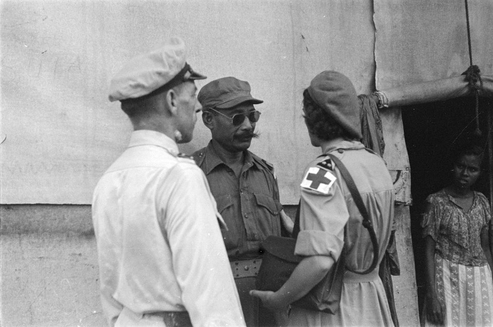 Mevr. Spoor (in het uniform van een luitenant van het Vrouwenkorps spreekt met e, Bestanddeelnr 67-1-5
