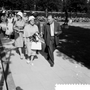 Mevrouw Ben Goerion op Floriade tijdens de rongang in het Rosarium, Bestanddeelnr 911-3610