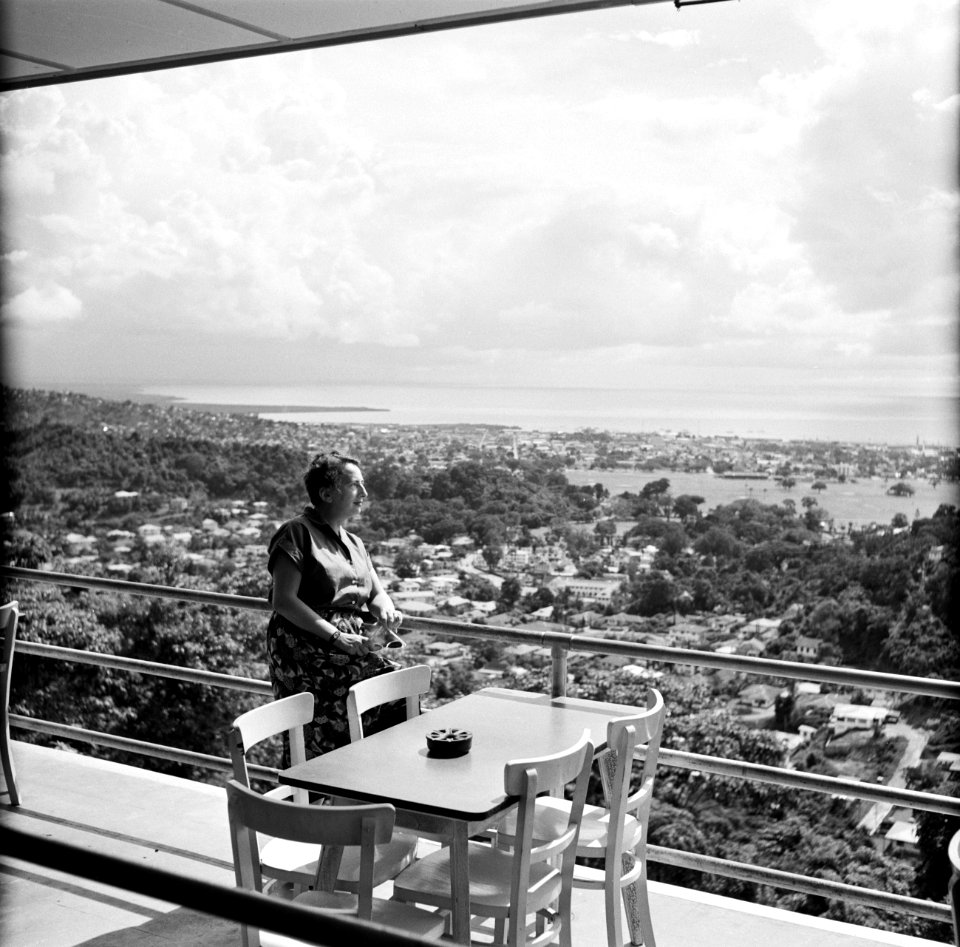 Mevrouw van de Poll op een terras met uitzicht op Port of Spain op Trinidad, Bestanddeelnr 252-5365