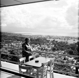 Mevrouw van de Poll op een terras met uitzicht op Port of Spain op Trinidad, Bestanddeelnr 252-5365