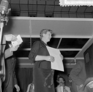 Mevr J de Boer-Spoelstra uit Harlingen op de huishoudbeurs in het RAI-gebouw t, Bestanddeelnr 908-4542