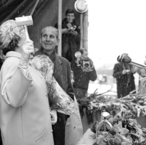 Mevrouw Tom Seale doopte booreiland Transworld Rig 58 bij Wilton Fijenoord, Bestanddeelnr 918-7717