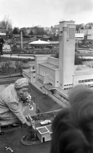 Mevrouw Marijnen , echtgenote van burgemeester Den Haag opent Madurodam, Bestanddeelnr 922-2570