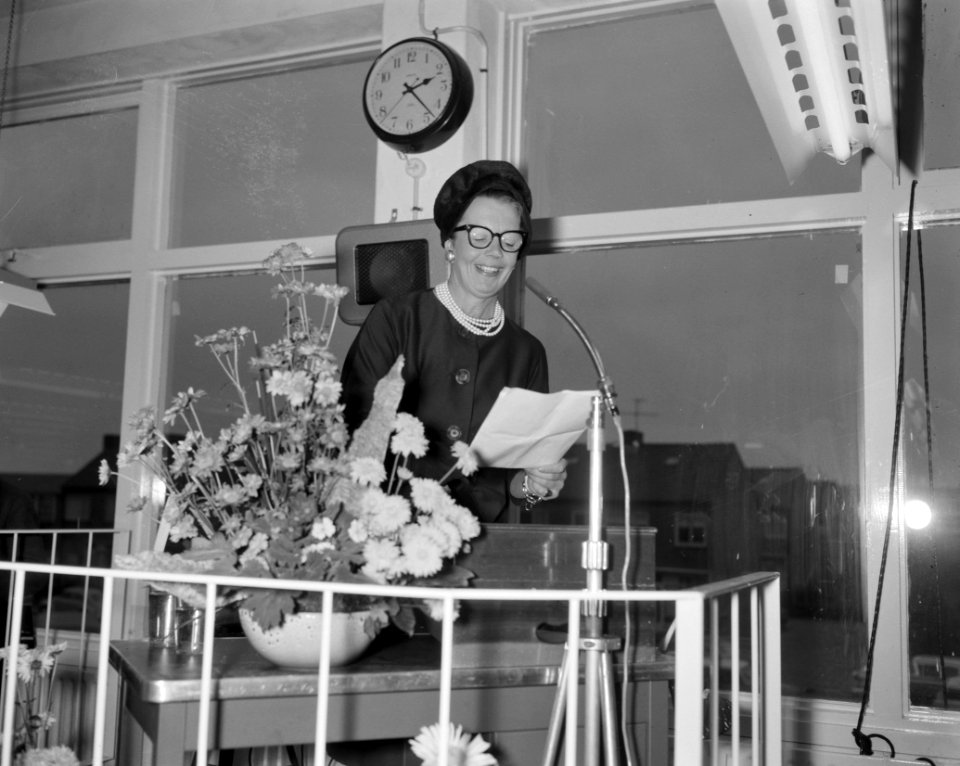 Mevrouw van Hall opent corsettenfabriek Basko Mevrouw van Hall tijdens toespr, Bestanddeelnr 913-3203