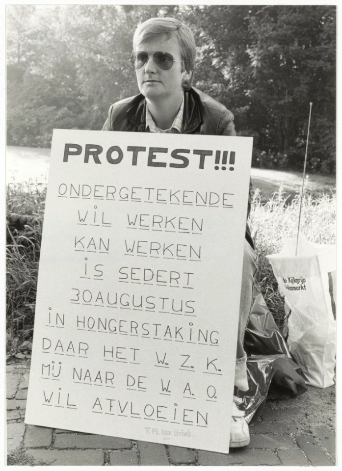 Mevr. Ten Brink protesteert bij de ingang van Werkvoorzieningschap Zuid-Kennemerland, onderdeel van Paswerk