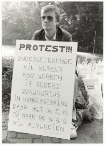Mevr. Ten Brink protesteert bij de ingang van Werkvoorzieningschap Zuid-Kennemerland, onderdeel van Paswerk