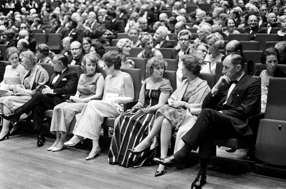 Mevrouw de Jong , minister-president P. de Jong , zijn dochter, mevrouw Wittevee, Bestanddeelnr 920-4117