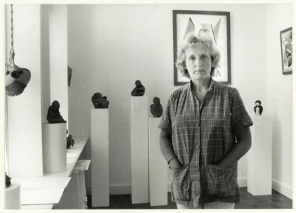 Mevrouw An Joosten in haar nieuwe Galerie En Passant aan de Liedeweg 71., NL-HlmNHA 54015463