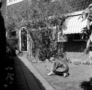 Mevrouw Dellaert in de tuin voor het huis, Bestanddeelnr 254-2461