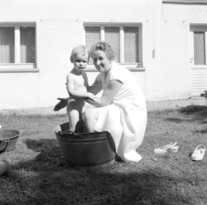 Mevrouw Bachmann spelend met een meisje in een teiltje water, Bestanddeelnr 254-4626