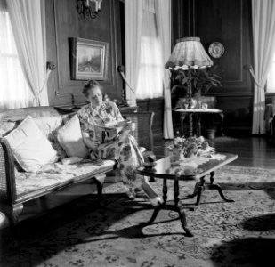 Mevrouw De Greve in haar zitkamer in Moengo in Suriname, Bestanddeelnr 252-6968