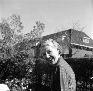 Mevrouw Dellaert bij het huis, Bestanddeelnr 254-2459