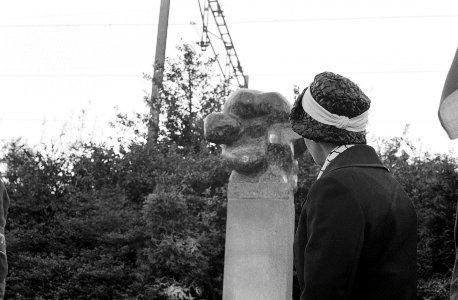 Mevrouw E van Hall-Nijhoff onthult het verzetsmonument Het Buikschot aan de Tug, Bestanddeelnr 913-9991