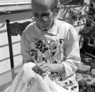 Mevrouw Eleanor Hassell, 80 jaar, aan het borduren in het dorp Windwardside op S, Bestanddeelnr 252-8275