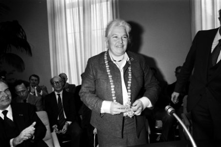Mevrouw drs. Vos- van Gortel geinstalleerd als burgemeester van Utrecht, drs. Vos- van Gortel met de ambtsketen, Bestanddeelnr 931-4123