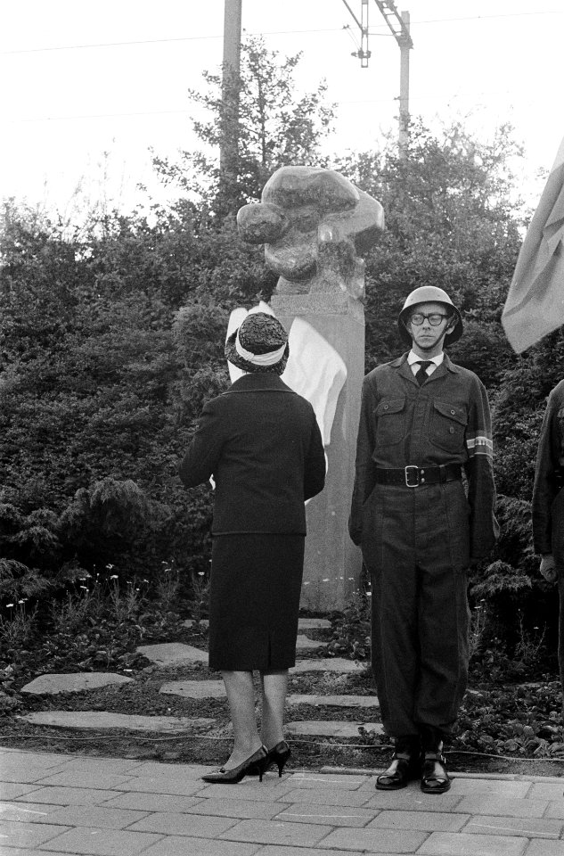 Mevrouw E van Hall-Nijhoff onthult het verzetsmonument Het Buikschot aan de Tug, Bestanddeelnr 913-9992