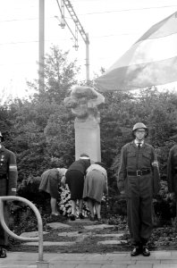 Mevrouw E van Hall-Nijhoff onthult het verzetsmonument Het Buikschot aan de Tug, Bestanddeelnr 913-9990