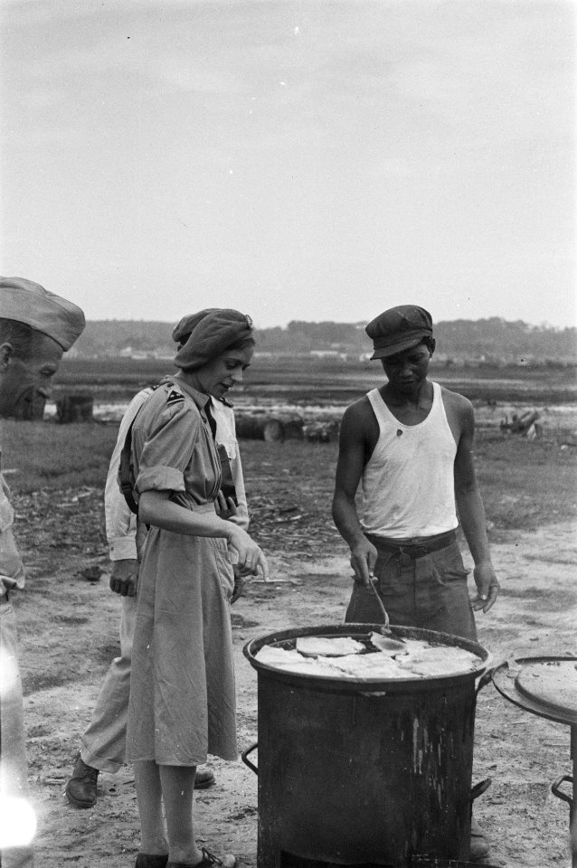 Mevr. Spoor (in het uniform van een luitenant van het Vrouwenkorps KNIL) geeft a, Bestanddeelnr 67-1-3